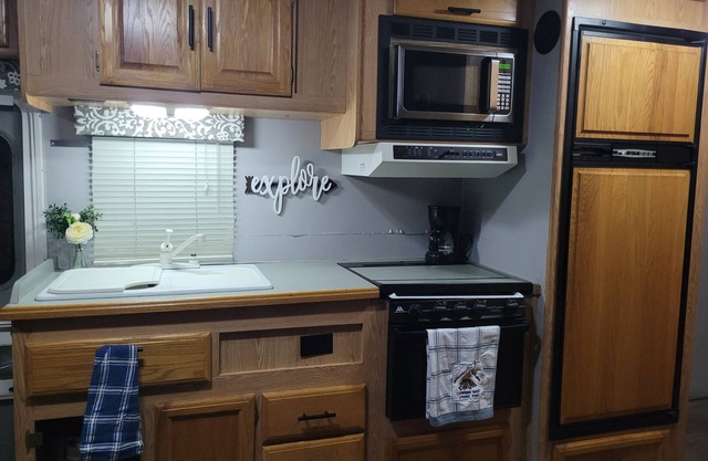 Camper 3 miles from interstate I40. Private and close to many outdoor activities