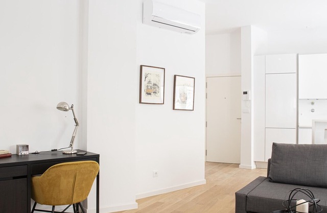 Campo de Ourique Modern Bright Apt with AC