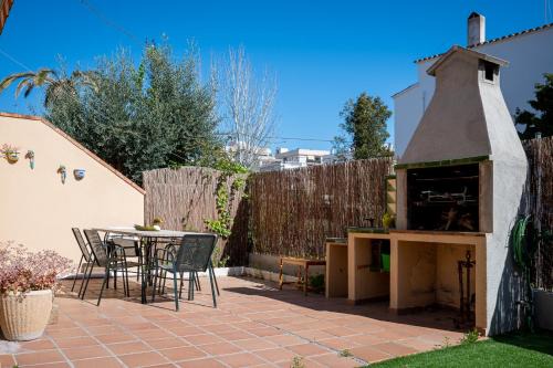 CAN LOLA Estupenda casa de 4 habitaciones con jardín a 150 metros de la playa