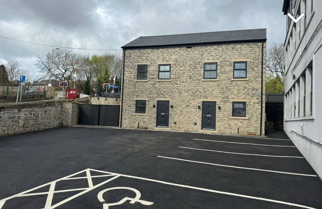 Canal view newly built 3 Bedroom house opposite East Riddlesden Hall.