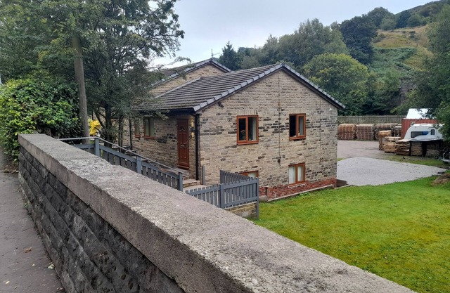 CANAL VIEW, pet friendly, with a garden in Todmorden