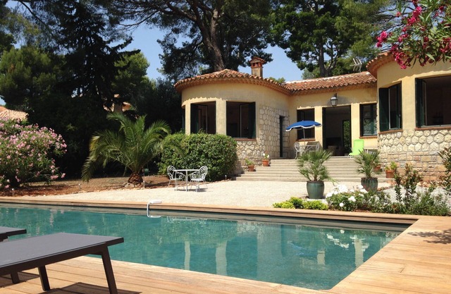 Cap d'Antibes, charming villa between lighthouse and sea