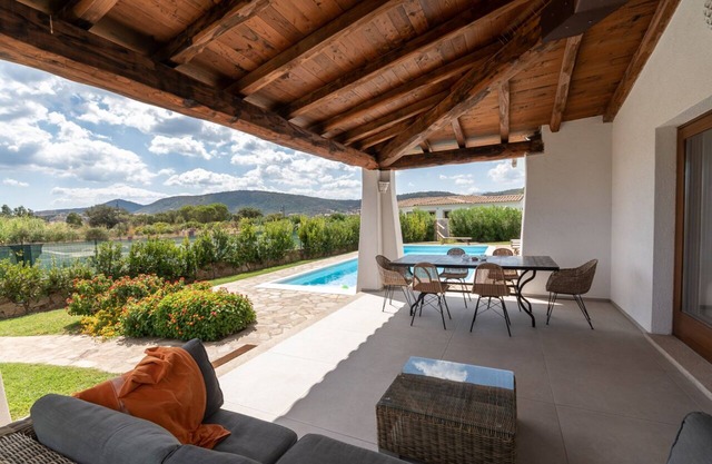 "Capannizza Villas", Alipinta , private HEATED pool, 500 meters from the beach.