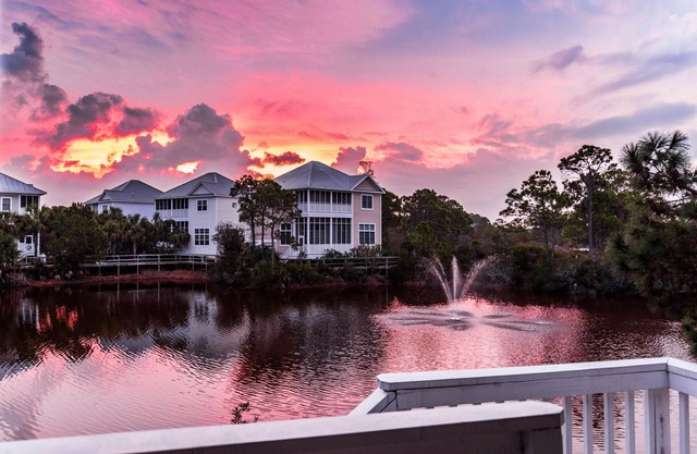 Cape Escape II End Unit on Lake & just 200 steps to beach w/Beach chairs/cart