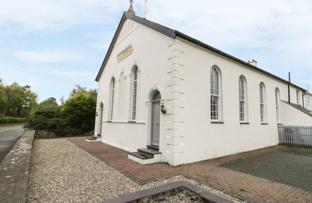 CAPEL BRYN BACHAU, pet friendly, with open fire in Chwilog