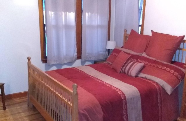 Capitol City Charmer! Comfy and Centrally Located.