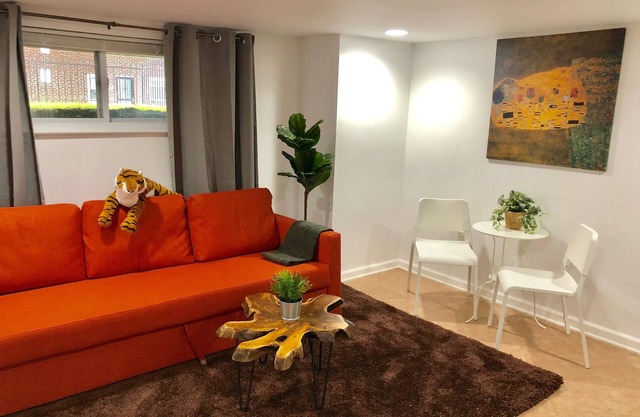 Capitol Hill Cozy w/Private Entrance Bsmt on a Budget - Sleeps 4, Free Parking