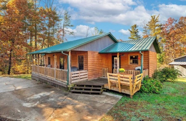 Cardinal's Nest, Cozy Mountain Cabin, Close to Lake James, Pet Friendly!