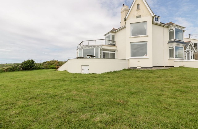 CARN EVE, pet friendly, luxury holiday cottage in Sennen Cove