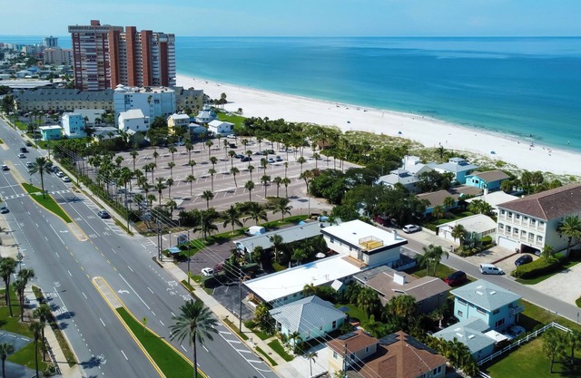 ⛵Carousel Suites #8- Renovated Studio steps to the beach - The Perfect Getaway!