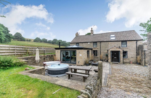 CARR HOUSE FARM, family friendly, with hot tub in Glossop