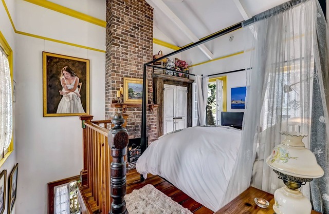 Carriage House in North Historic District. Pet Friendly! Fireplaces.