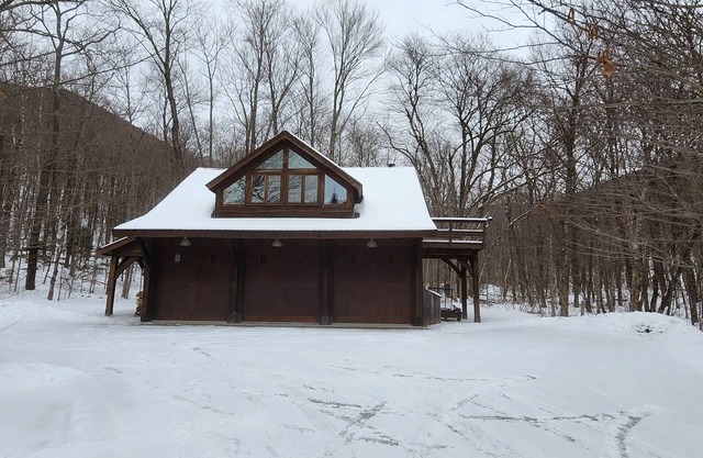 Carriage House Studio Apt- secluded, mountain views, babbling brook, countryside