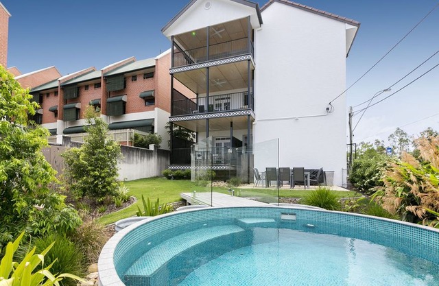 Carrington Manor, 5 bedrooms per apartment/ One apartment per floor/Sleeps 9.