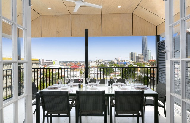 Carrington Manor Apartments - Oversized apartment/5 bedrooms/ sleeps 9
