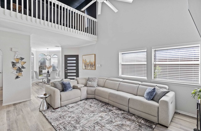 Carrollton Silver Screen Stay w/2 car garage