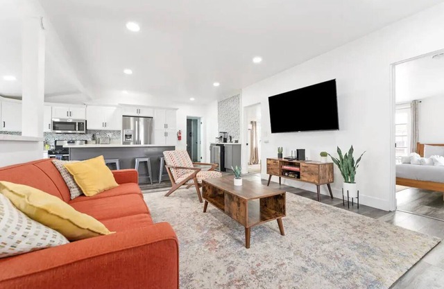 Casa Blanca. Modern Home with Hot Tub. Central to everything.