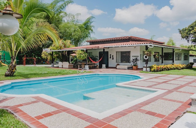 Casa Campestre Acogedora con Piscina y Vivero en el Eje Cafetero