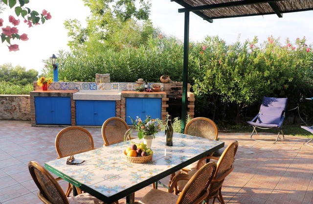 Casa Capri, for 4 people with shared swimming pool and access to the beach