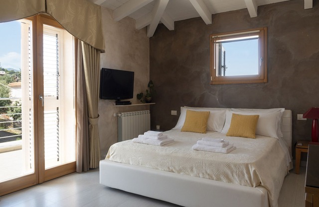 Casa Colo' - Two Bedroom Apartment, Sleeps 5