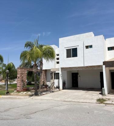 Casa completa y equipada 4 habitaciones 6 camas asador y juguetes para niños A 10 minutos de parques industriales, clínicas 71 y 16 del IMSS y del ISSSTE juegos Arcade