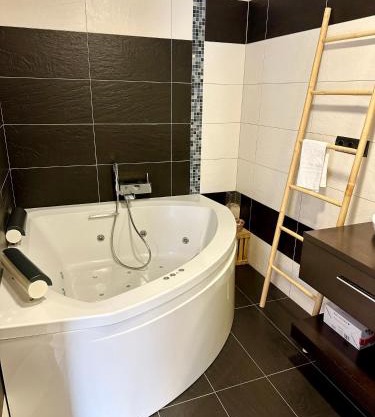 Casa con jacuzzi y piscina con vistas al castillo