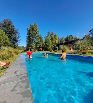 Casa con Piscina y Cama elástica