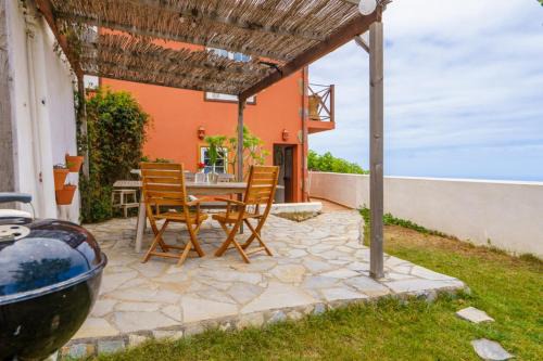 Casa con Terraza Privada para una Ideal Estancia Familiar