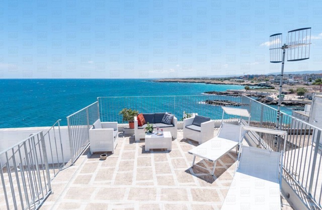 Casa Conchiglia: Authentic Seafront Apartment