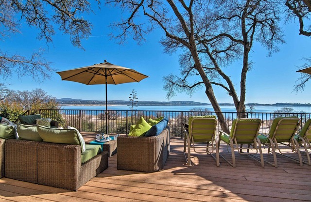 'Casa d'Amore': Extravagant Lakefront Villa!