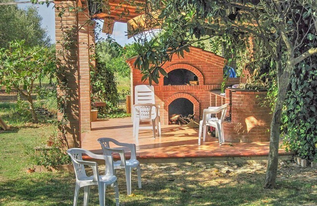 Casa Daniela: A welcoming apartment that is part of a villa situated at a short distance from the beach, with Free WI-FI.