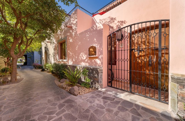 Casa de Aloha! Beautifully Decorated! Steps from pristine Beach, Spa's and Restaurants!