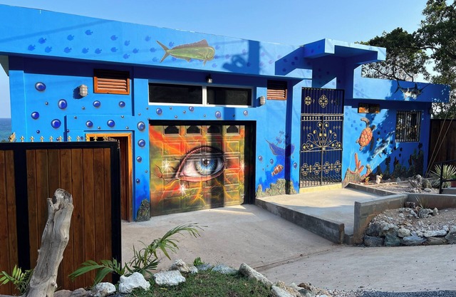 Casa De Arte, Roatan - Beachside Bliss
