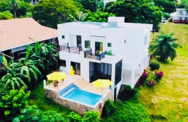 Casa de Yolo, gated community in Roatan Coral Views Ocean views & Private Pool!