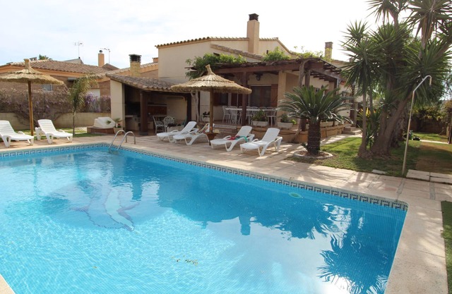 CASA ESTHER, Ideal house for your holidays near the sea, free wifi, optional air conditioning, private pool, pets allowed, dog’s beach.