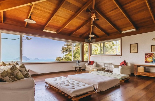 Casa Exclusiva em Ubatuba com Estilo Único