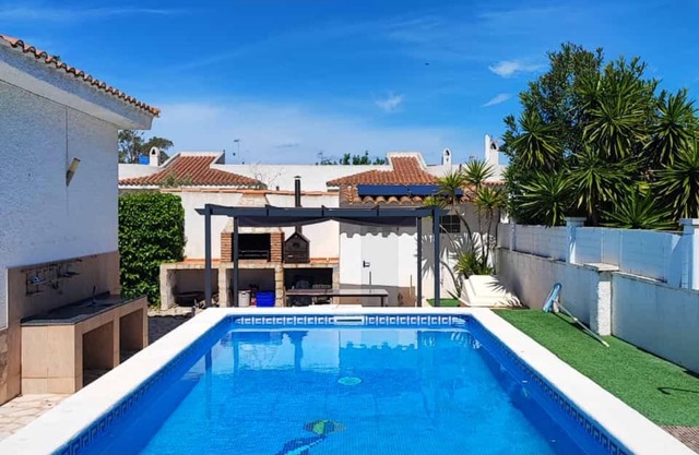 CASA FINN, Ideal house for your holidays near the sea, free wifi, optional air conditioning, private pool, pets allowed, dog’s beach