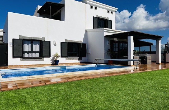Casa Leila - A romantic, adults-only, luxury, private villa to rent in Faro Park