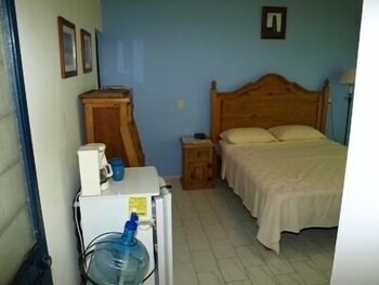 Casa Mar Y Sol Is Comfortable Secure With Pool. Close To Beach And Restaurant
