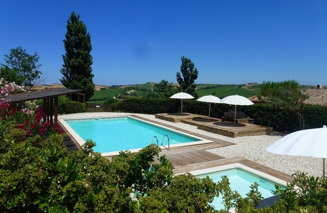 Casa-Montale, 3/5 Sotto, typical country house, gr. Pool, secluded location, panoramic views