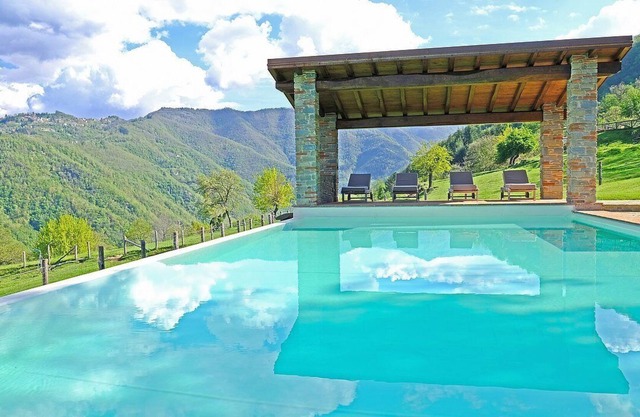 Casa Robia B: A characteristic and welcoming apartment that is part of a villa, surrounded by Garfagnana Valley, with Free WI-FI.