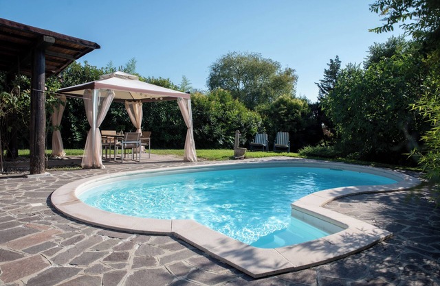 Casa Schatz is a spacious cottage with a large furnished garden and swimming pool.