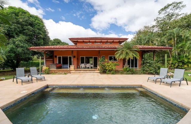 Casa Tropical, Spacious 3 BR Home with Pool