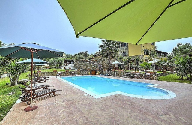 Casa Turchino F: A welcoming apartment situated in a quiet location, surrounded by a wonderful garden, with Free WI-FI.