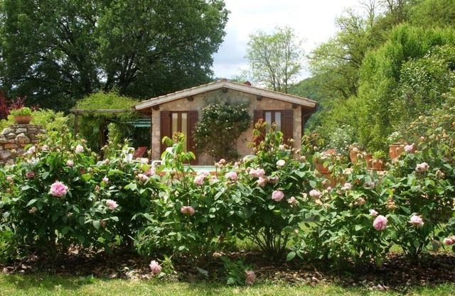 Casale Eredità cottage countryside Tiber Valley private pool 70 km North Rome