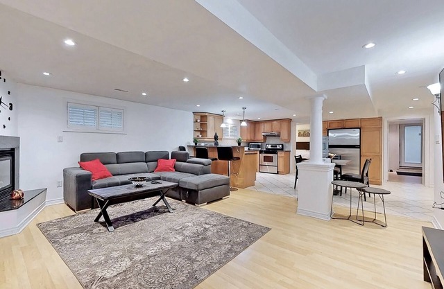 CasaPapa | Stylish 2-Bed Suite w/Full Kitchen & 80” TV