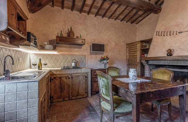 Casciano Apartment in a Historic Estate near Siena with swimming pool