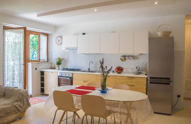 CASESCAURI - LIMONI, apartment in a villa 100m from the sea