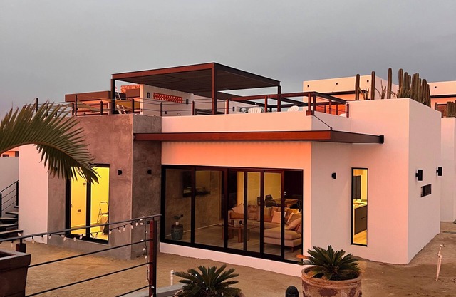 Casita by the SeanPool, Modern, private rooftop, king bedsn2 minute to beach!