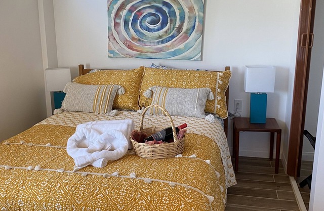 Casita w/Mountain Views, kitchenette, bathroom,queen bed, 20 min to the beach